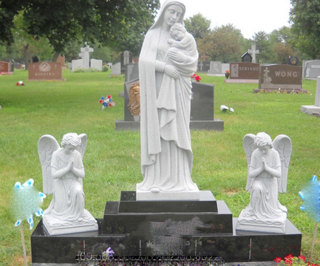 Madonna memegang anak dan doa monumen kombinasi malaikat