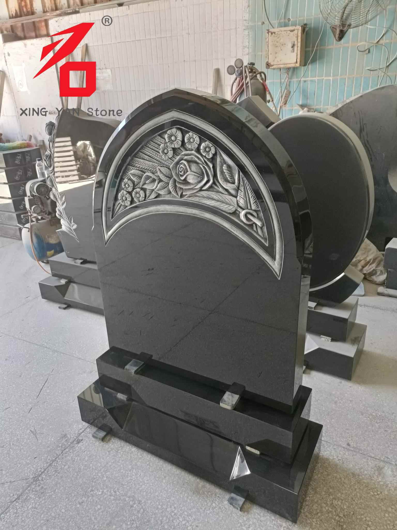 Batu Nisan Berukir Mawar, Batu Nisan Melengkung Granit Hitam